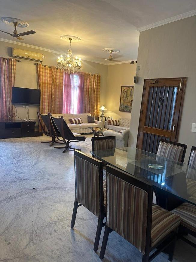1 Kanal 5 BHK Independent House for Sale in Sector 8B, Chandigarh - photo